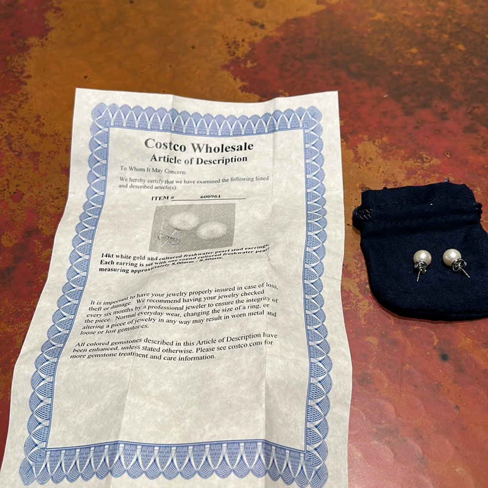 14KT white gold and cultured freshwater pearl studs earrings